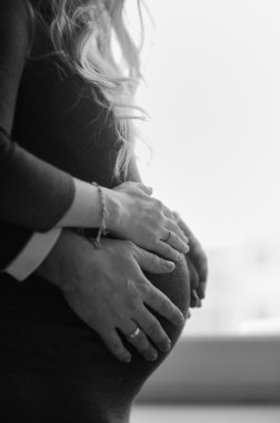 Tutuşup karısının hamile karnına üzerinde genç adam