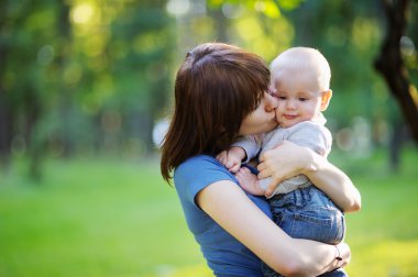 onun küçük oğlu olan genç kadın 