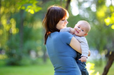 onun küçük oğlu olan genç kadın 