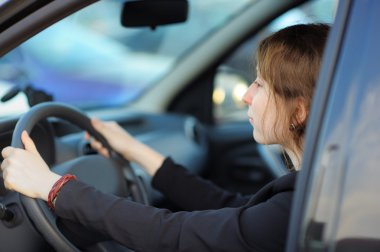 Arabadaki genç kadın. 