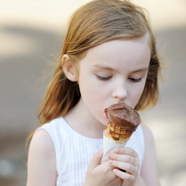 アイス クリームを食べるかわいい女の子 — ストック写真