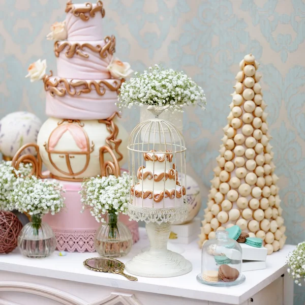 Élégante table sucrée avec grand gâteau et macaron — Photo