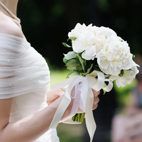 Bruid houden bruiloft bloemen boeket — Stockfoto