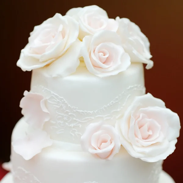 Délicieux gâteau de mariage blanc — Photo