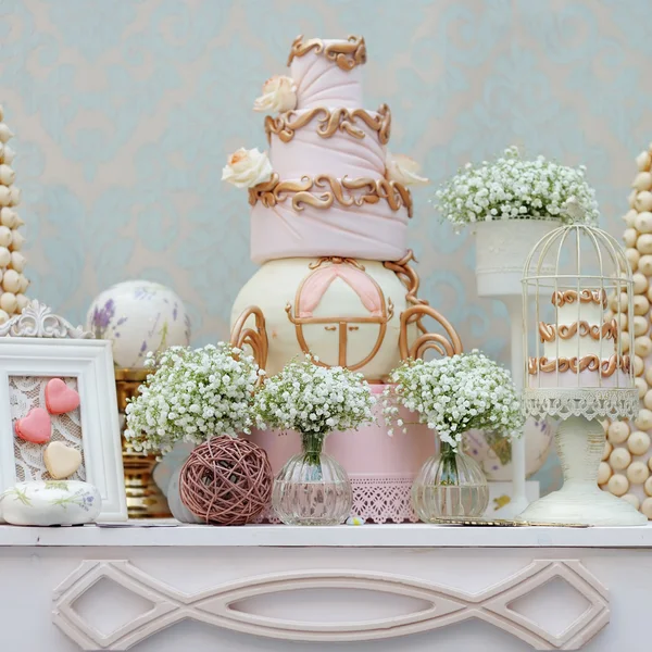 Elegante mesa dulce con tarta grande y macarrón —  Fotos de Stock