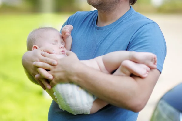 Hombre sosteniendo pequeño bebé niño —  Fotos de Stock