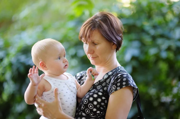 Schöne Frau und ihr entzückender kleiner Enkel — Stockfoto