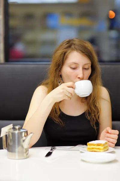 Молодая женщина в кафе — стоковое фото