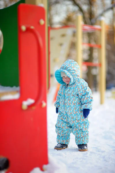 Малыш Тоддлер на детской площадке — стоковое фото