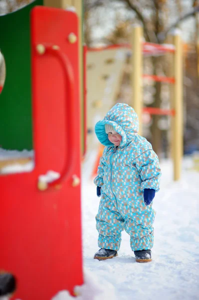 Enfant garçon sur l'aire de jeux — Photo