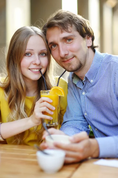 Gelukkig jong paar — Stockfoto