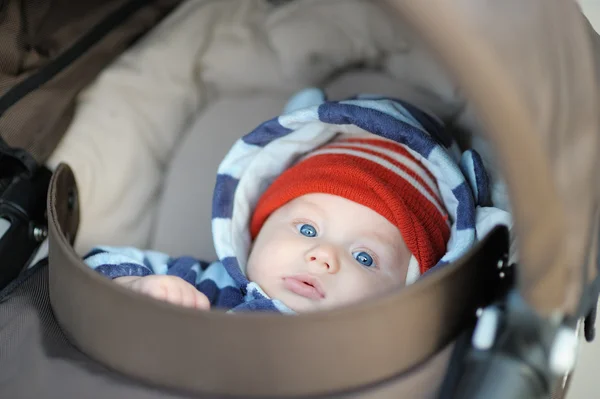 Pequeno bebê no carrinho — Fotografia de Stock