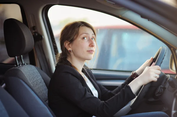 Fiatal nő egy autóban — Stock Fotó