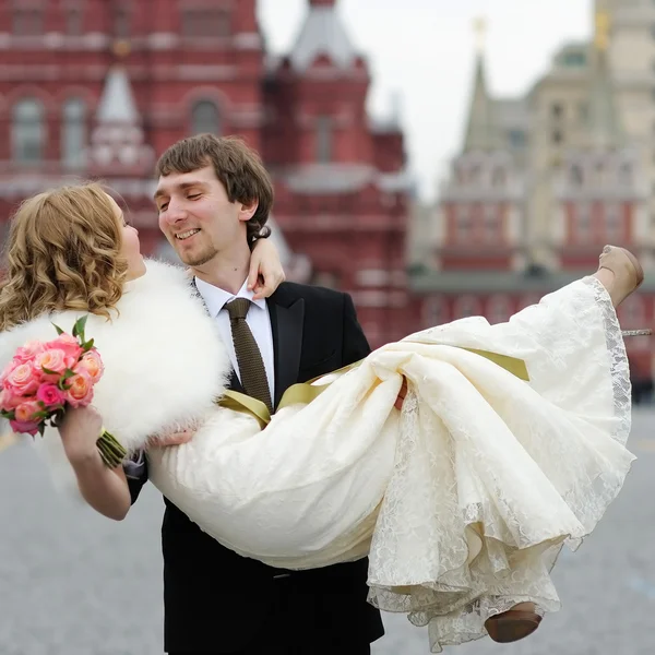 Sposo tenendo giovane bella sposa — Foto Stock