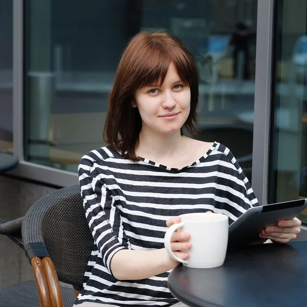 Chica bebiendo café en un café al aire libre —  Fotos de Stock