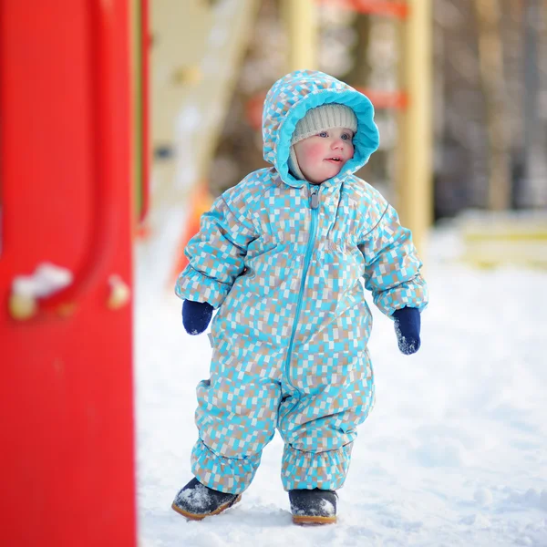 Småbarn pojke på lekplats — Stockfoto