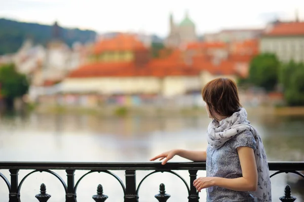 Woman looking at the Prague Castle in Prague — Stock Photo, Image