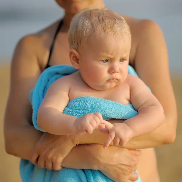 Vrouw met kleine babyjongen Stockfoto