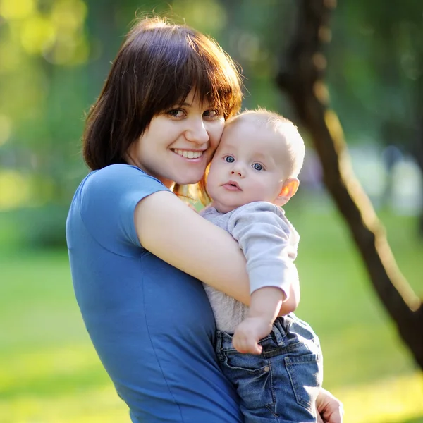 Ung kvinna med sin baby — Stockfoto