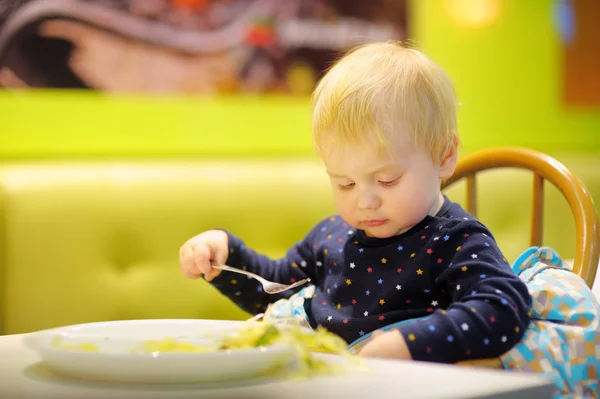 カフェで幼児の少年 — ストック写真