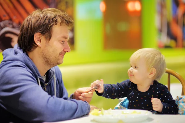 Toddler boy and his father at the cafe — Stock Photo, Image