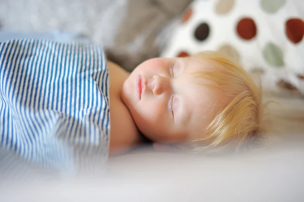 Peuter jongen slapen — Stockfoto