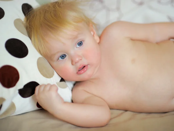 Toddler chłopiec w łóżku — Zdjęcie stockowe