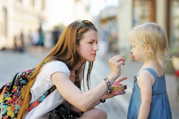 Mother and her daughter eating ice cream — Stock Photo, Image