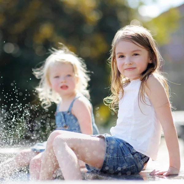 Zwei kleine Schwestern — Stockfoto