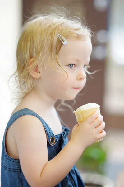 愛らしい幼児の女の子がアイスクリームを食べる — ストック写真