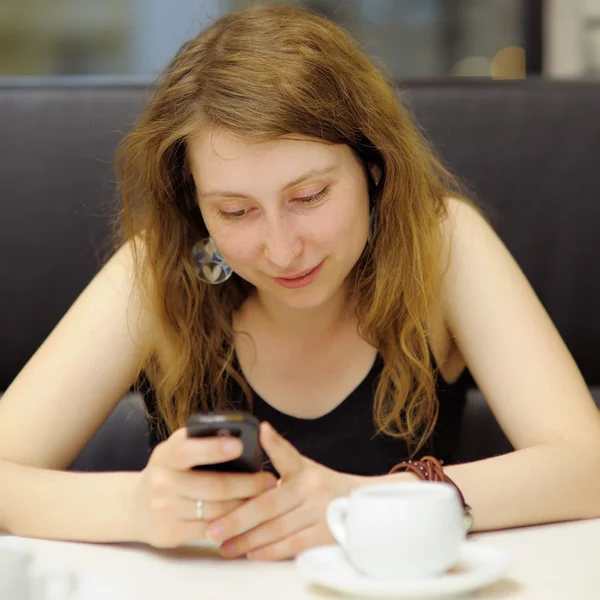 Young woman using her mobile phone — Stock Photo, Image