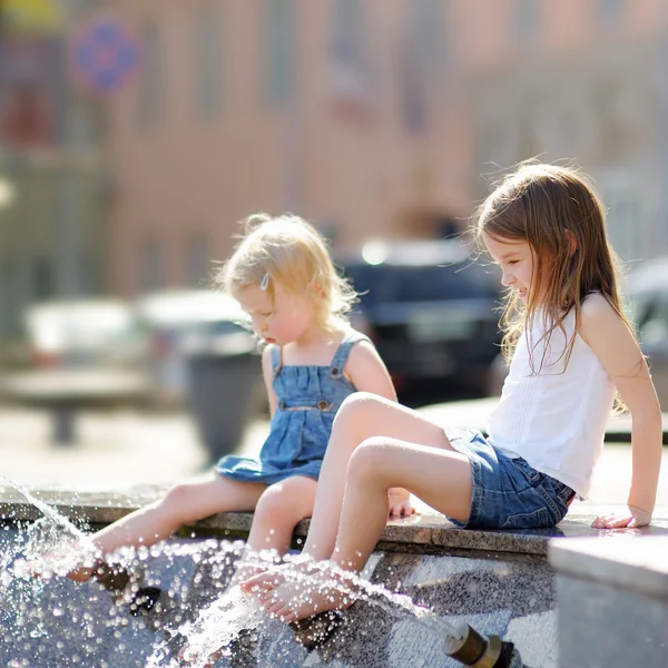 Zwei kleine Schwestern, die Spaß haben — Stockfoto