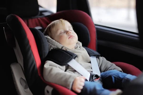 Enfant garçon dormant dans le siège auto — Photo