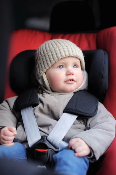 Peuter jongen in autostoel — Stockfoto