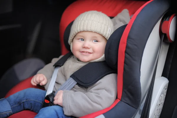 Μικρό παιδί αγόρι στο κάθισμα αυτοκινήτου — Φωτογραφία Αρχείου