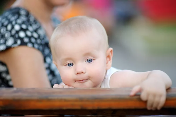 Portret grania małego chłopca — Zdjęcie stockowe