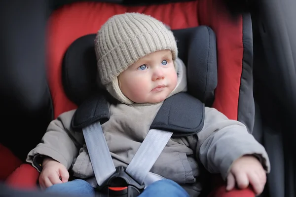 Μικρό παιδί αγόρι κάθεται στο κάθισμα αυτοκινήτου — Φωτογραφία Αρχείου