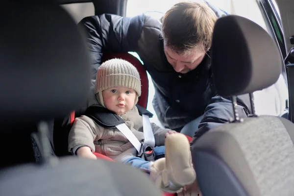 Niño pequeño en el asiento del coche — Foto de Stock