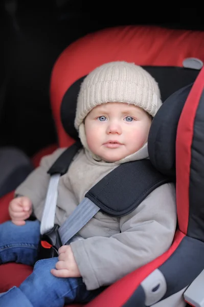 Peuter jongen in autostoeltje zitten — Stockfoto