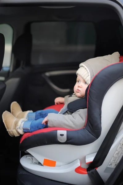 Μικρό παιδί αγόρι κάθεται στο κάθισμα αυτοκινήτου — Φωτογραφία Αρχείου
