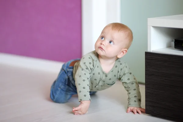 Pequeno bebê em casa — Fotografia de Stock