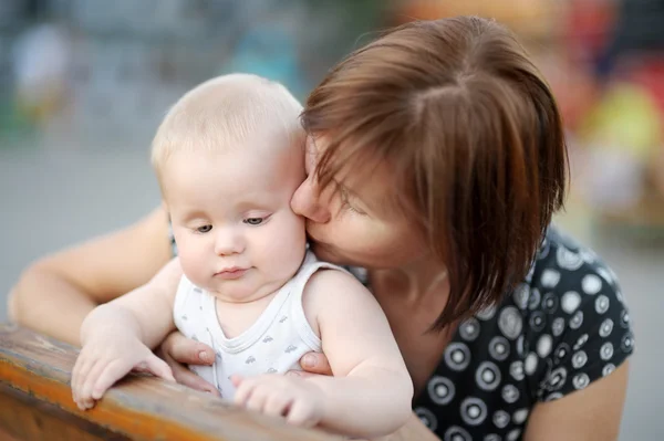 Mooie middelbare leeftijd vrouw en haar schattige kleine kleinzoon — Stockfoto