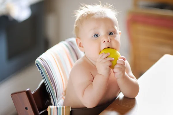 Petit garçon mangeant de la pomme — Photo