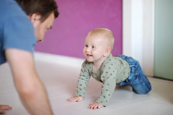 Küçük bebek, babasıyla oynarken — Stok fotoğraf