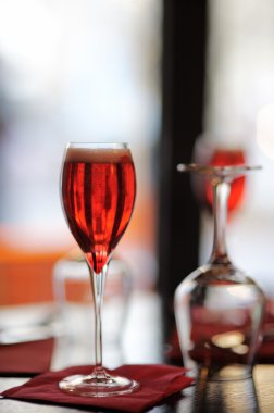 Fransız alkol içki Kir Royal ile cam