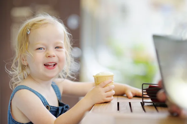 Sevimli kız dondurma yeme — Stok fotoğraf