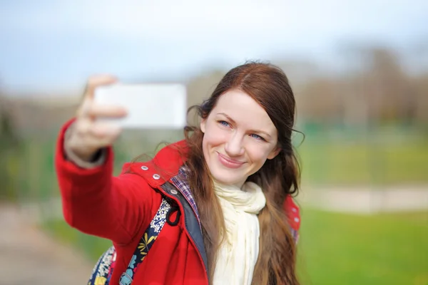 Młoda kobieta przy selfie z inteligentny telefon — Zdjęcie stockowe