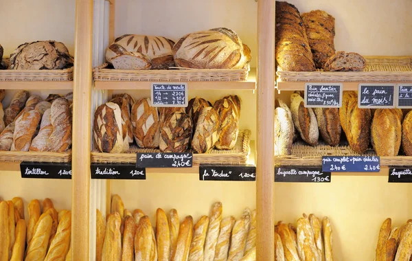 Panes recién horneados en panadería francesa — Foto de Stock