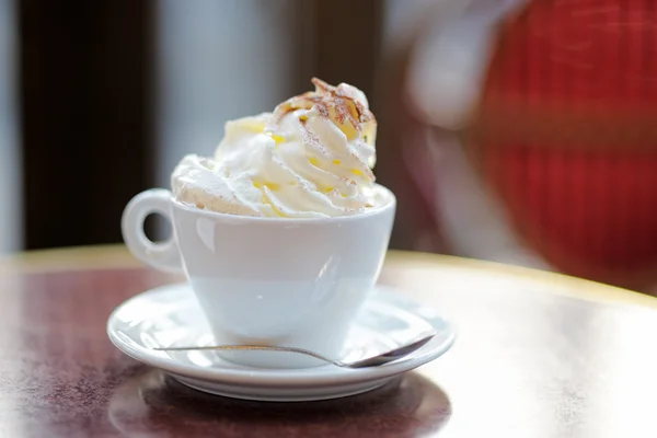 Kahve ya da krem şanti ile sıcak çikolata
