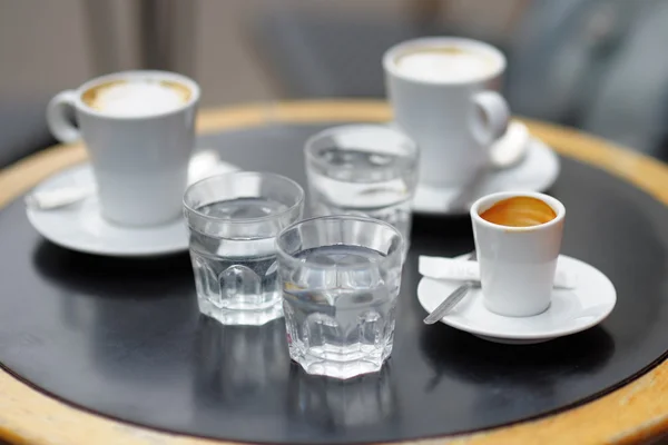 Tres tazas de café fresco en la mesa de café de la calle — Foto de Stock